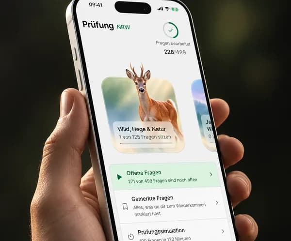 Eine Hand hält ein iPhone mit der Prüfungsansicht von jagdprüfung.de.