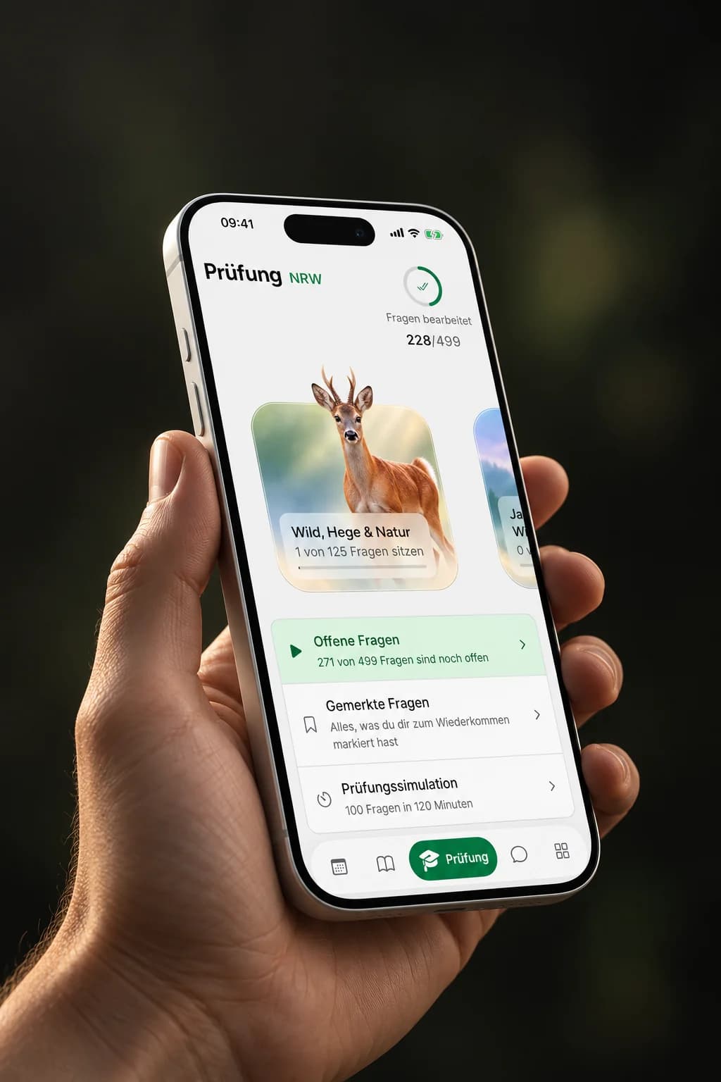 Eine Hand hält ein iPhone mit der Prüfungsansicht von jagdprüfung.de.